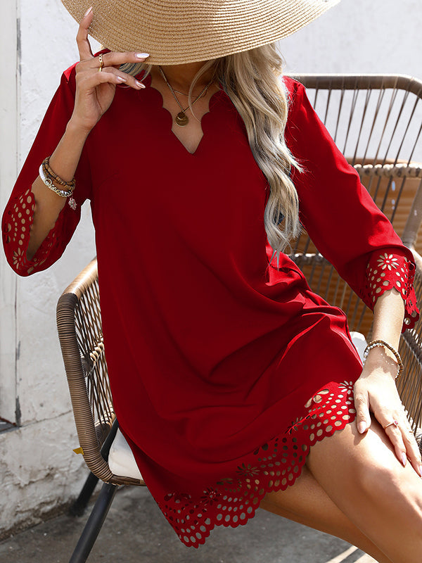 Robe courte ample ajourée coupe trapèze, à col en V, couleur unie
