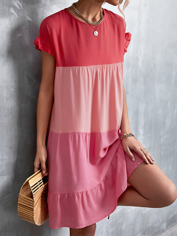 Robe courte ample plissée à manches volantées, à falbalas, à empiècements, à col rond, couleur contrastée