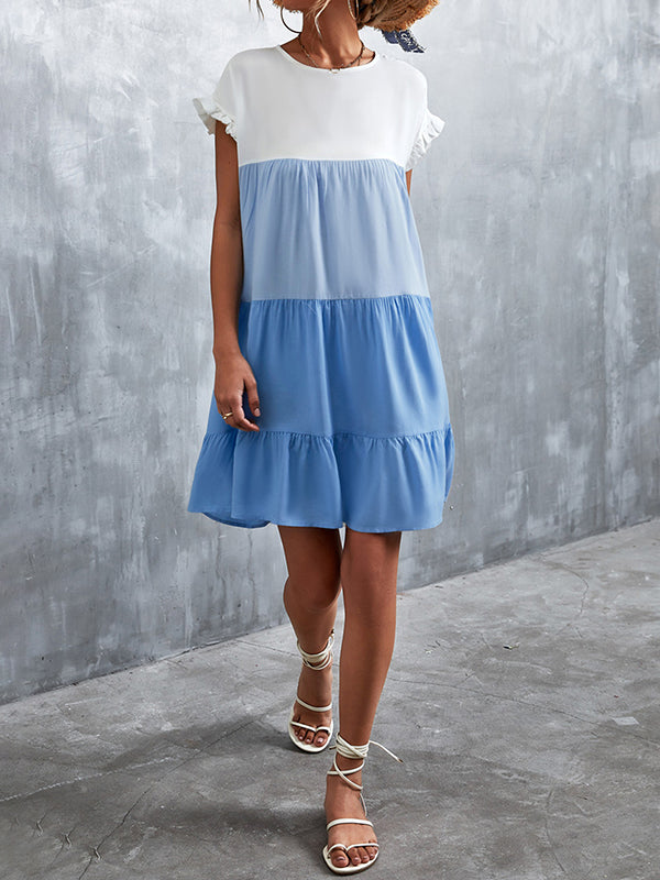 Robe courte ample plissée à manches volantées, à falbalas, à empiècements, à col rond, couleur contrastée