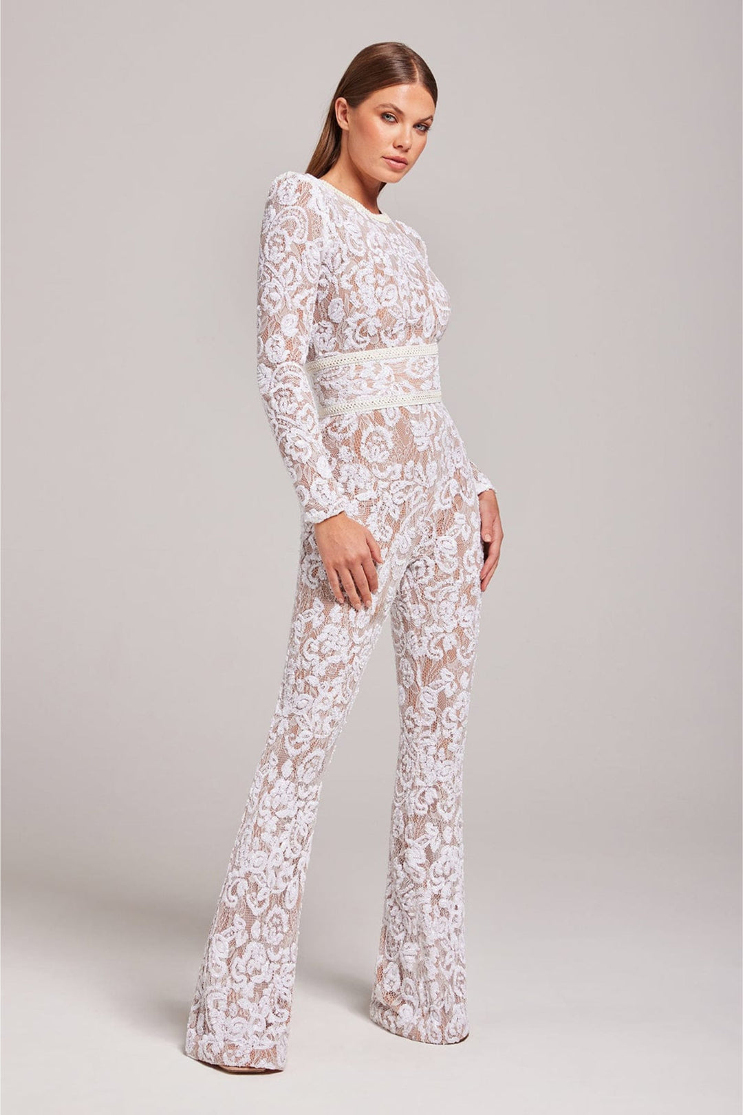 Combinaison pour femmes avec coupe cintrée et détails en dentelle – jambe large