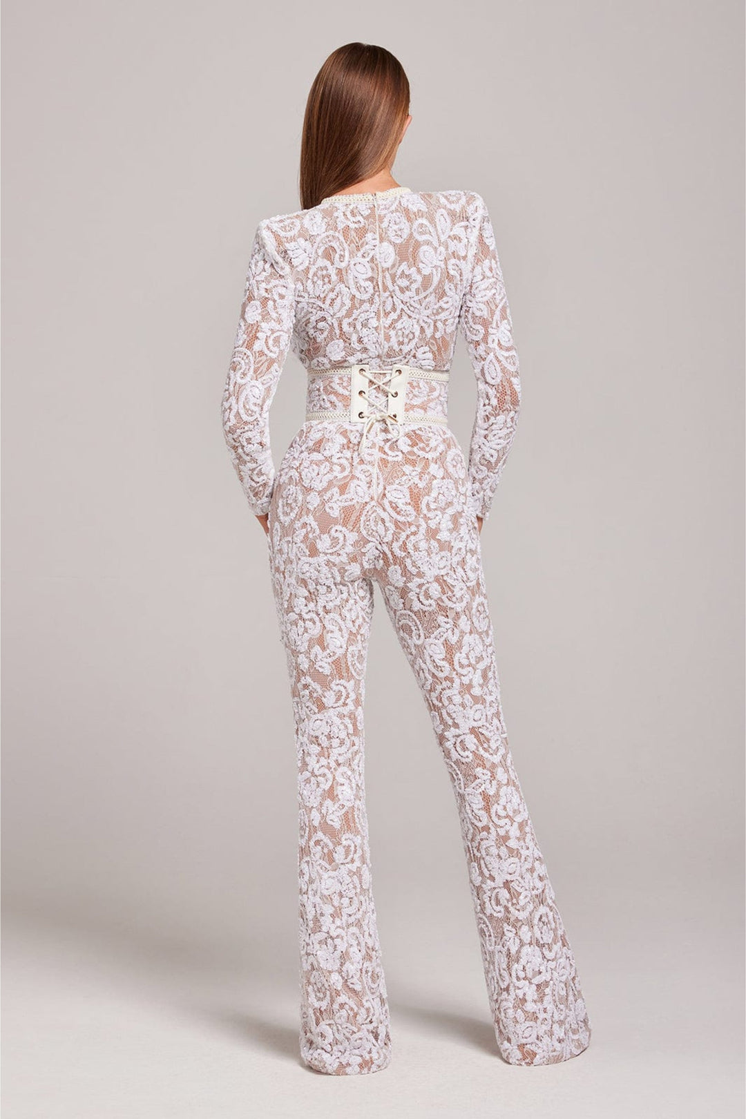 Combinaison pour femmes avec coupe cintrée et détails en dentelle – jambe large