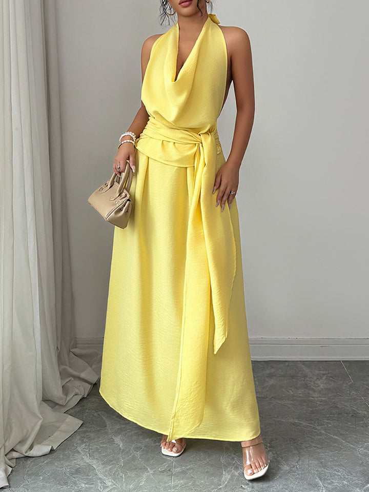 Robe mi-longue plissée taille haute, sans manches, à taille nouée, à col licou, couleur unie
