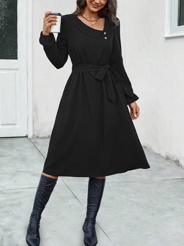 Robe mi-longue boutonnée coupe trapèze, à manches longues, à taille nouée, à col asymétrique, couleur unie