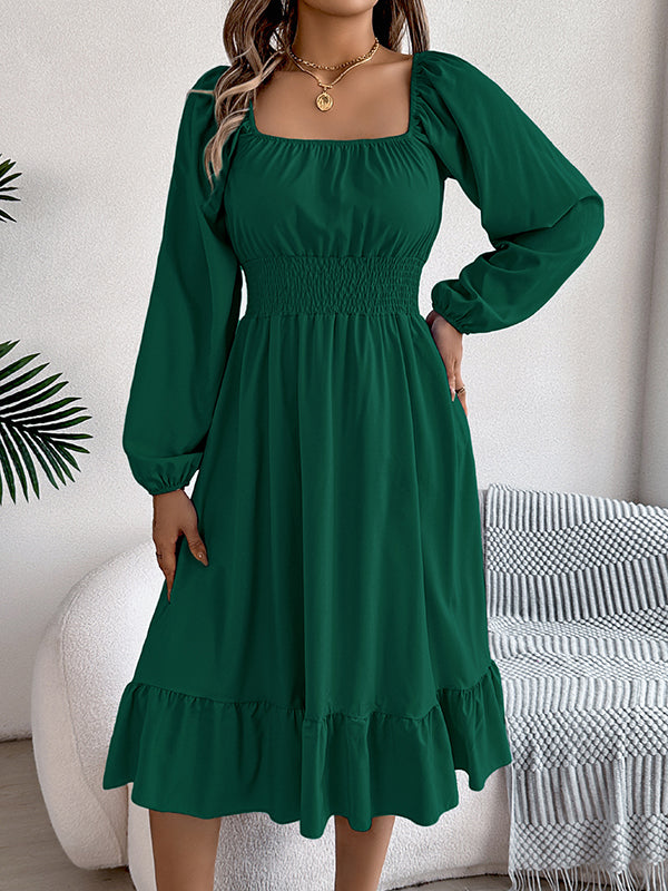 Robe mi-longue plissée volantée coupe trapèze, à taille élastique, à col carré, couleur unie