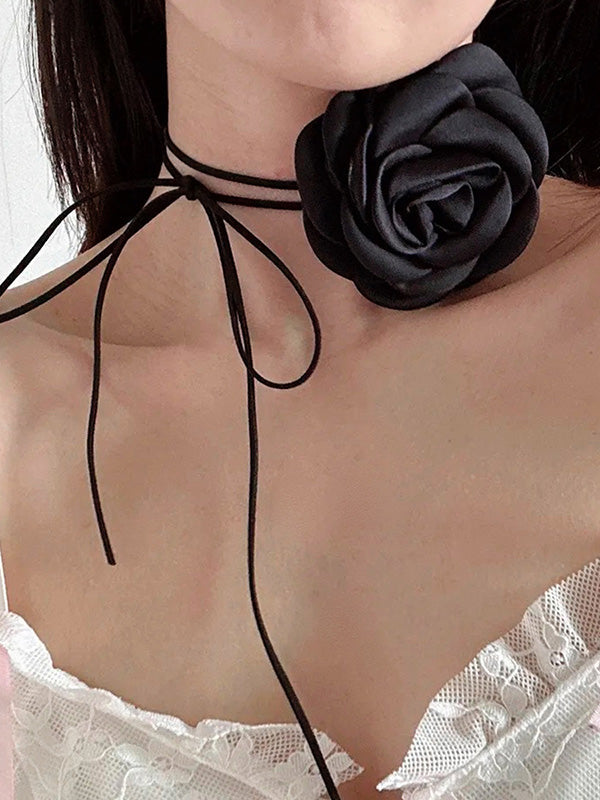 Collier délicat en forme de fleur, à lacets
