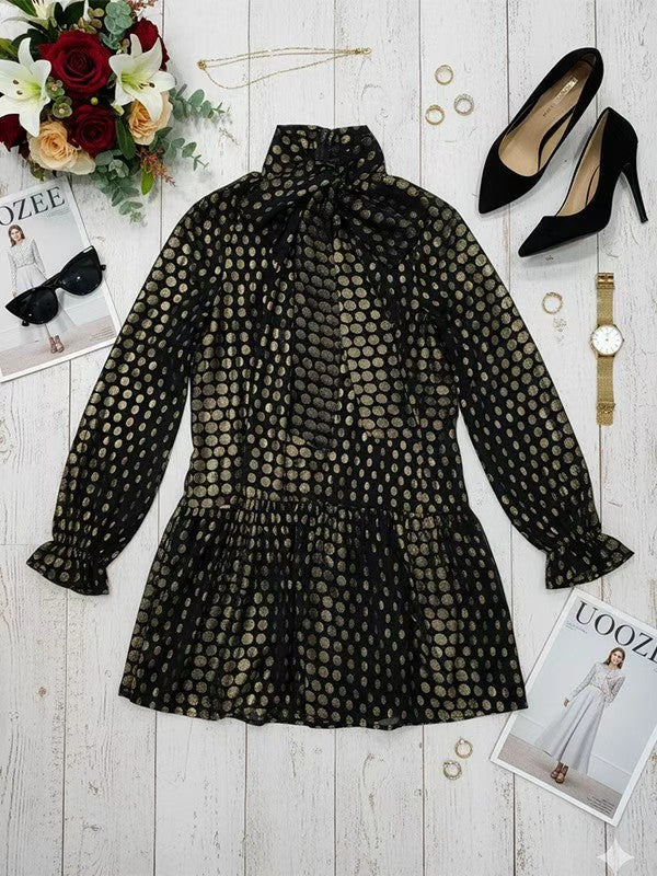 Robe courte plissée brillante à manches longues, à manches bouffantes, à pois, à empiècements, à col haut