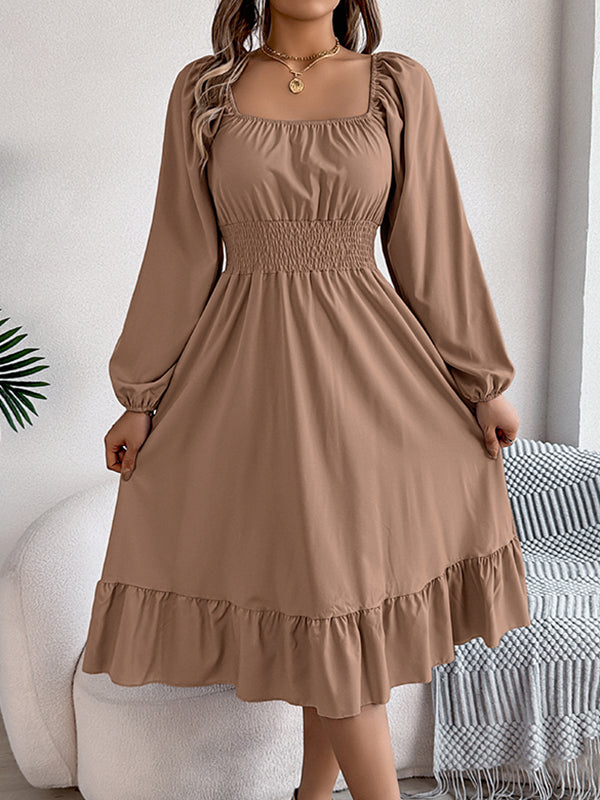 Robe mi-longue plissée volantée coupe trapèze, à taille élastique, à col carré, couleur unie