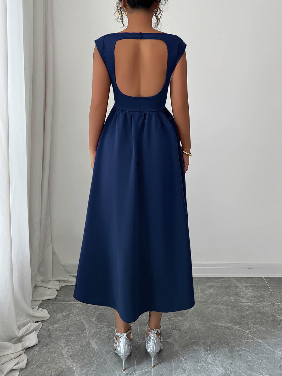 Robe mi-longue plissée coupe trapèze, taille haute, dos nu, à poches, à col bateau, couleur unie