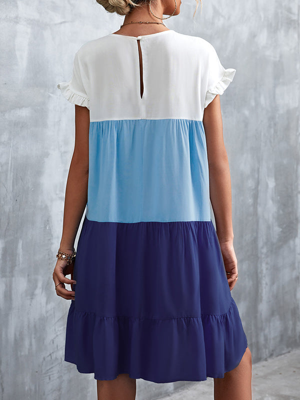 Robe courte ample plissée à manches volantées, à falbalas, à empiècements, à col rond, couleur contrastée