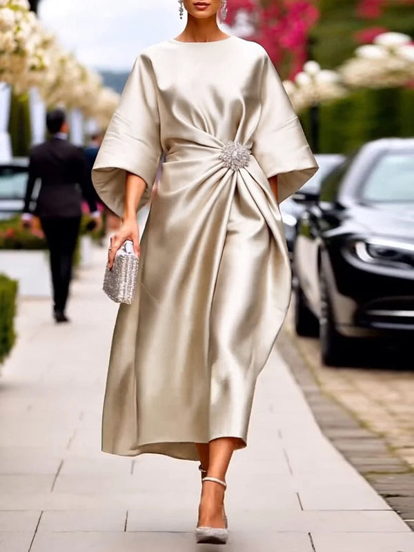 Robe longue ample asymétrique plissée à manches trois-quarts, à empiècements, à col rond