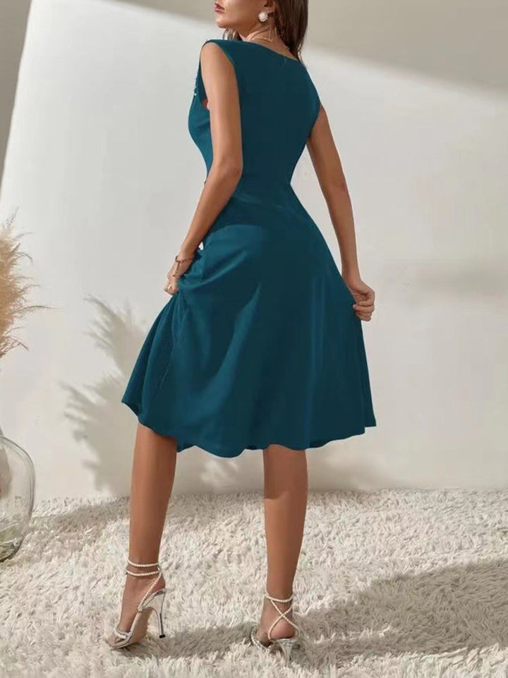 Robe courte plissée coupe trapèze, taille haute, à perles, à empiècements, à col rond, couleur unie
