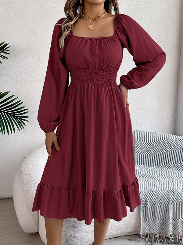 Robe mi-longue plissée volantée coupe trapèze, à taille élastique, à col carré, couleur unie