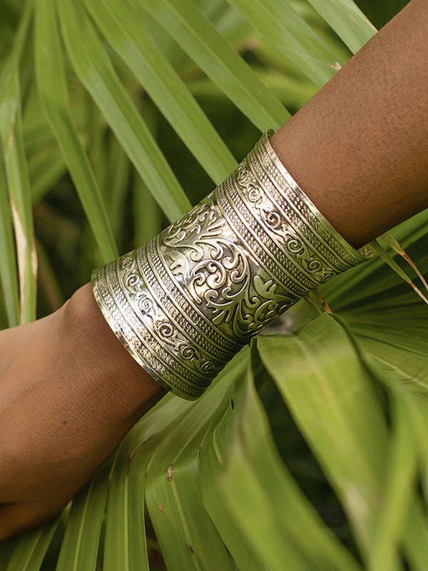 Accessoires de bracelet de couleur unie géométrique à motif sculpté