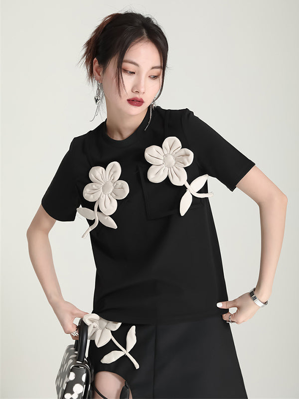 T-shirt original et élégant avec des appliques de couleur contrastée