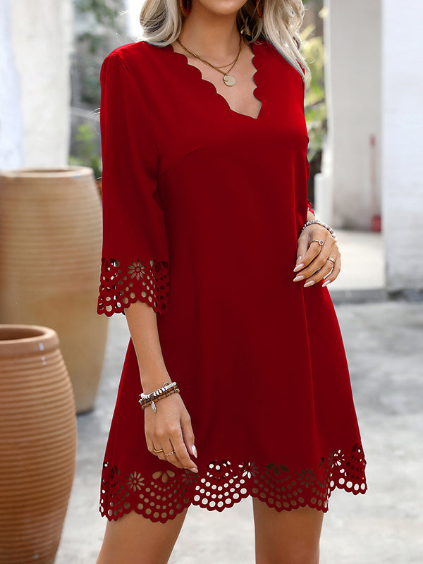Robe courte ample ajourée coupe trapèze, à col en V, couleur unie