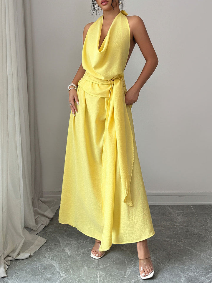 Robe mi-longue plissée taille haute, sans manches, à taille nouée, à col licou, couleur unie
