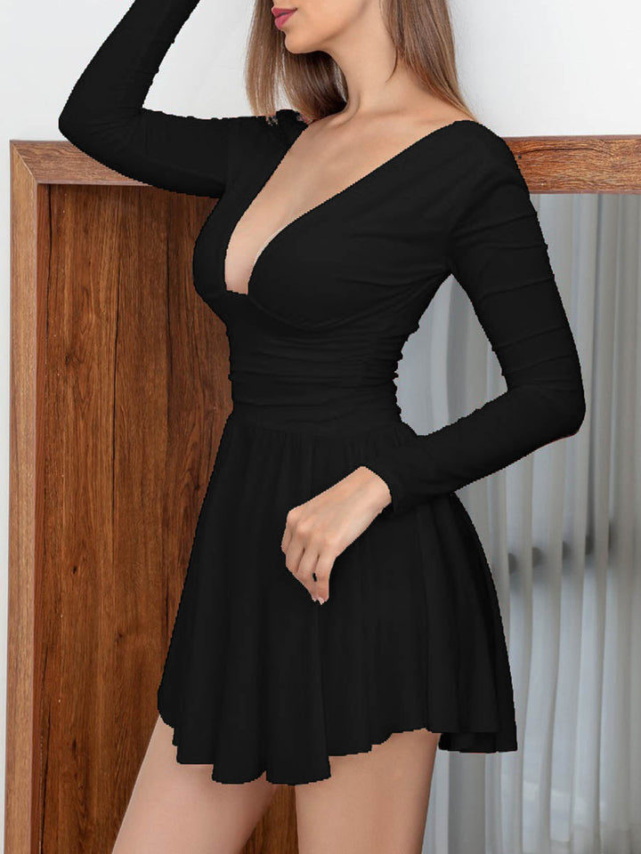 Robe courte plissée coupe trapèze, à taille élastique, dos nu, à empiècements, à décolleté en V profond, couleur unie