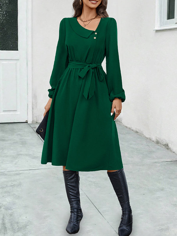 Robe mi-longue boutonnée coupe trapèze, à manches longues, à taille nouée, à col asymétrique, couleur unie