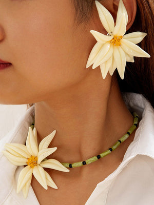 Parure collier et boucles d'oreilles pendantes en forme de fleur