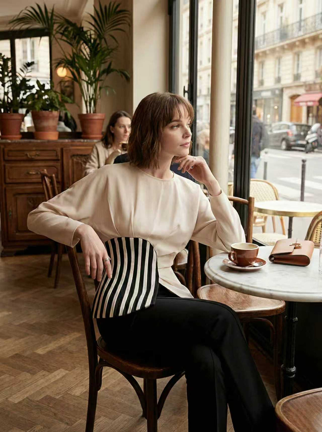 Chemisier asymétrique plissé rayé à coupe irrégulière, à manches longues, à empiècements, à fermeture éclair, à col rond