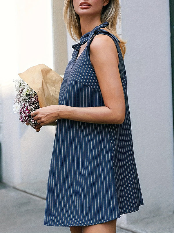 Robe chemise rayée sans manches, à nœud, à empiècements, à col en V