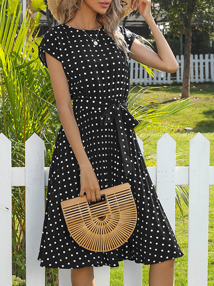 Robe mi-longue boutonnée plissée coupe trapèze, à mancherons, à pois, à empiècements, à taille nouée, à col rond, couleur contrastée