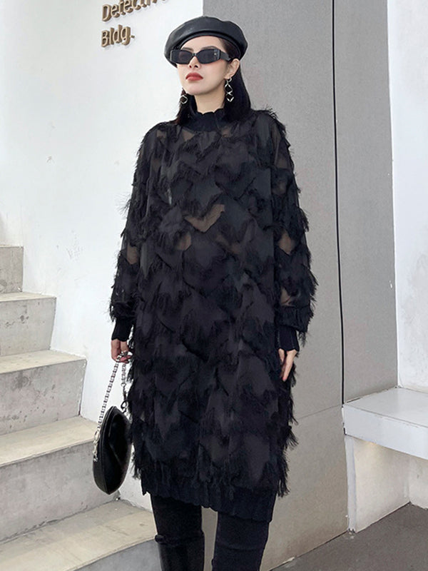 Robe mi-longue asymétrique transparente à coupe irrégulière, à manches longues, en résille, à poches, à empiècements, à pompons, à col montant, couleur unie