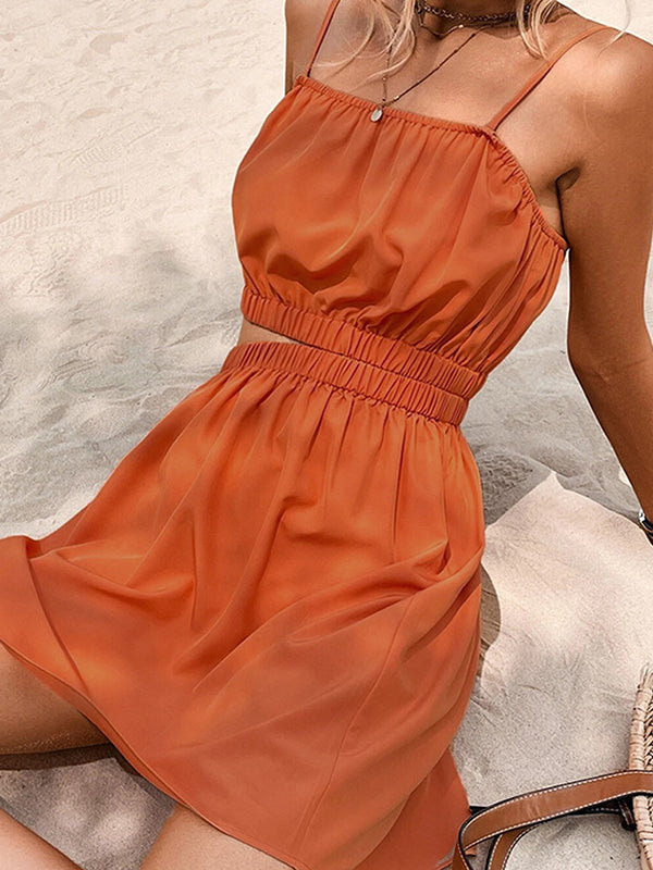 Robe courte ample ajourée coupe trapèze, à taille élastique, à empiècements, à fines bretelles, couleur unie