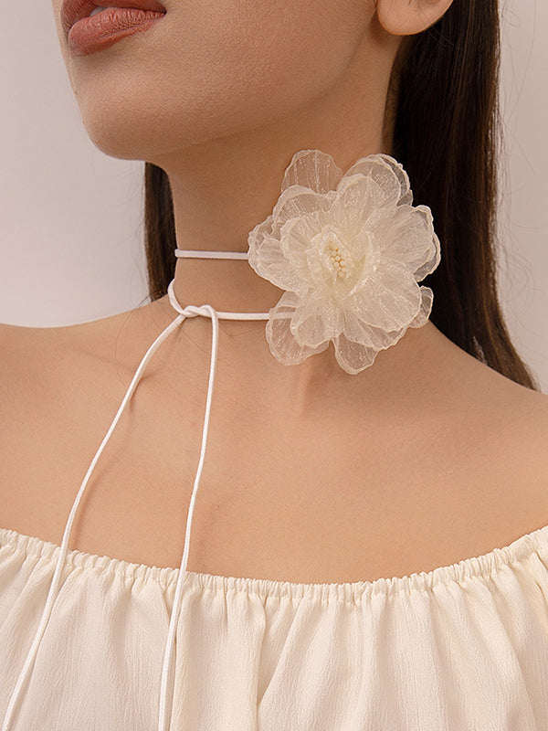 Collier délicat en forme de fleur, en gaze