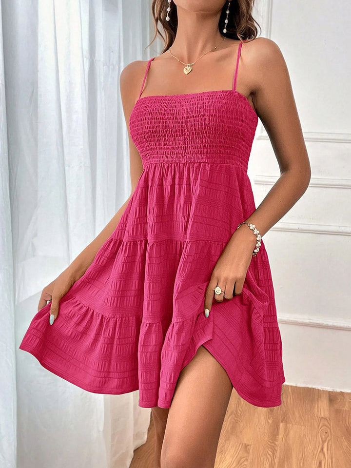 Robe courte plissée à taille élastique, taille haute, à empiècements, à fines bretelles, couleur unie