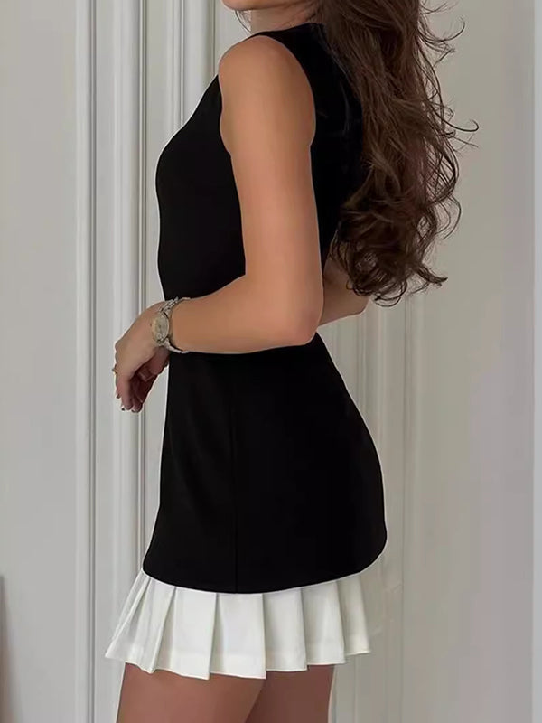 Robe courte plissée sans manches, à empiècements, à volants étagés, à col rond, couleur unie