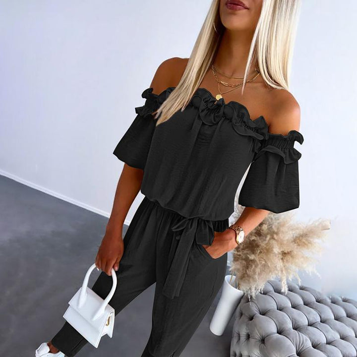 CAMILA – Jumpsuit élégant à épaules dénudées avec volant et ceinture à la taille