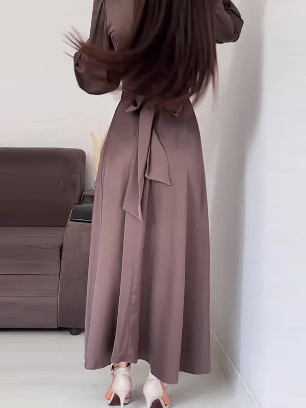 Robe longue plissée coupe trapèze, à manches longues, à taille nouée, à fermeture éclair, à col cheminée, couleur unie