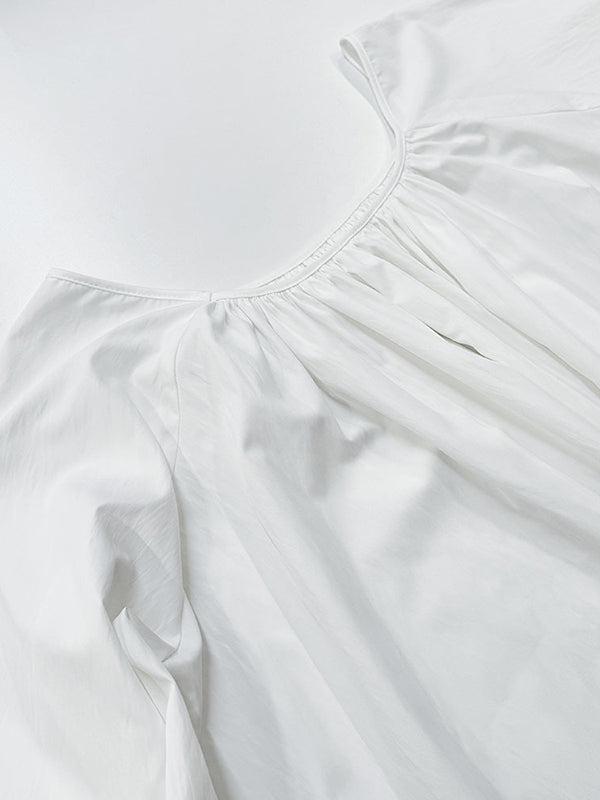 Robe longue ample plissée à manches évasées, à empiècements, à col rond, couleur unie
