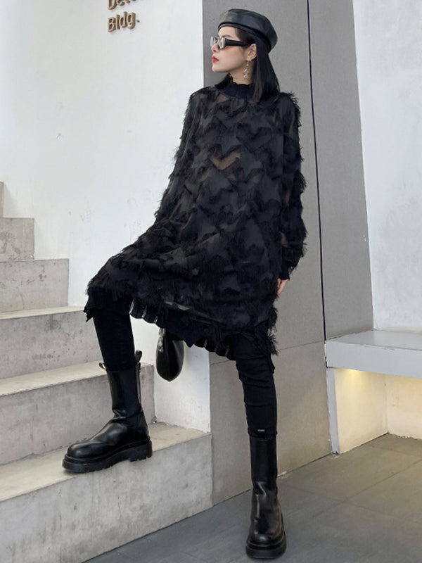 Robe mi-longue asymétrique transparente à coupe irrégulière, à manches longues, en résille, à poches, à empiècements, à pompons, à col montant, couleur unie