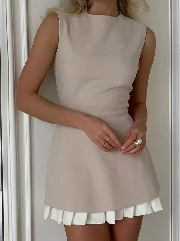 Robe courte plissée sans manches, à empiècements, à volants étagés, à col rond, couleur unie
