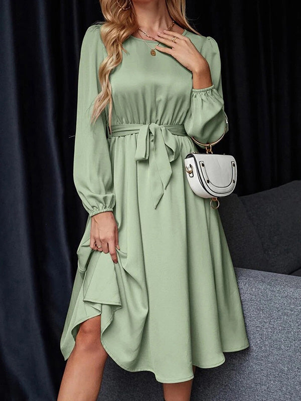Robe mi-longue ample plissée à manches bouffantes, à taille élastique, à empiècements, à taille nouée, à col rond, couleur unie