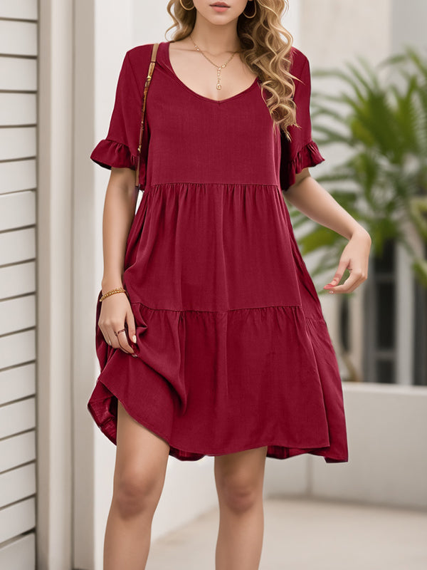 Robe courte plissée volantée coupe trapèze, à manches évasées, à poches, à empiècements, à col rond, couleur unie