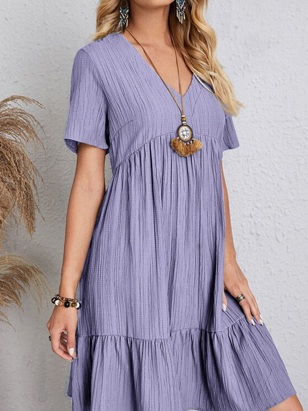 Robe courte ample plissée coupe trapèze, à empiècements, à col en V, couleur unie