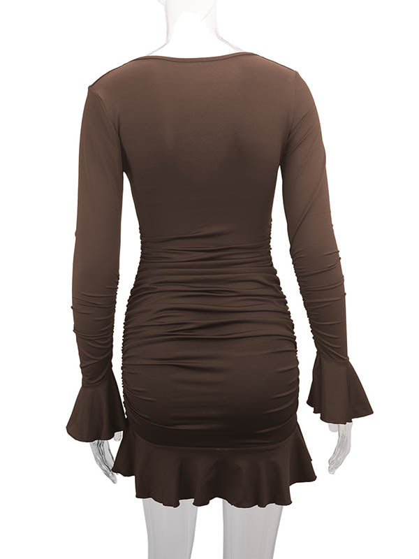 Robe mi-longue moulante plissée volantée à taille élastique, à empiècements, à col en V, couleur unie