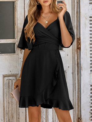 Robe courte volantée à manches évasées, à manches mi-longues, à taille élastique, à empiècements, à taille nouée, à col en V, couleur unie