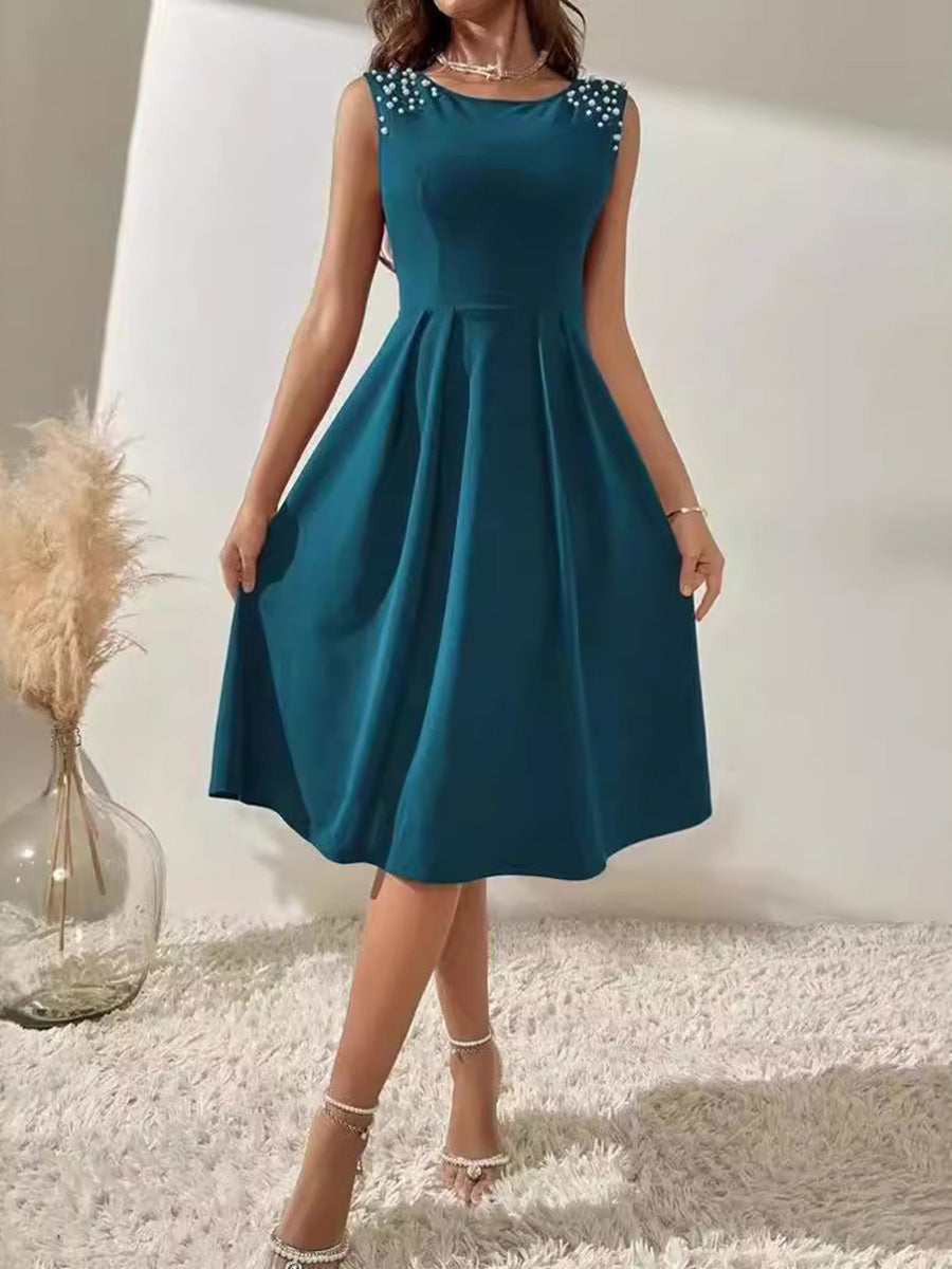 Robe courte plissée coupe trapèze, taille haute, à perles, à empiècements, à col rond, couleur unie