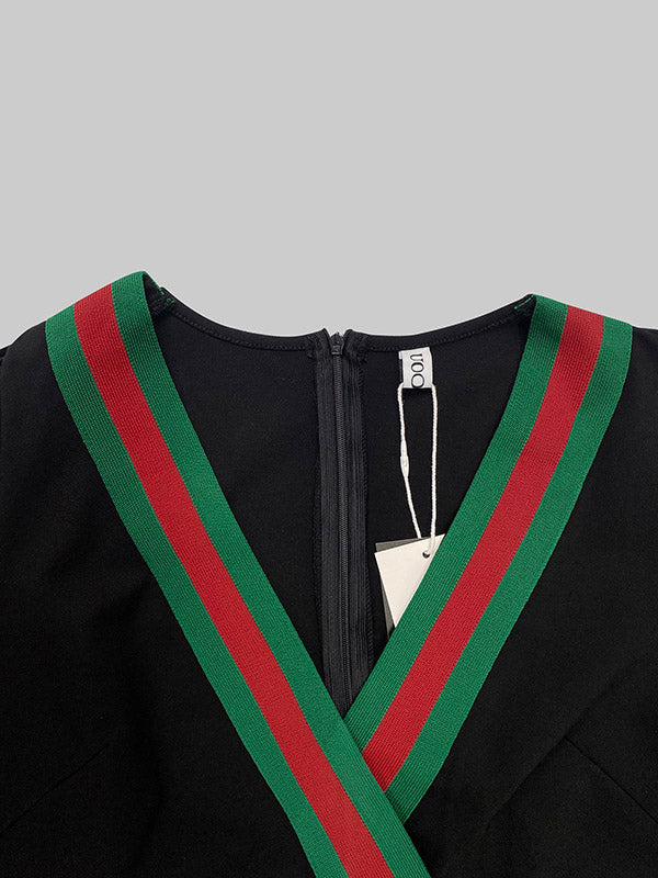 Robe courte rayée à manches longues, à décolleté en V profond