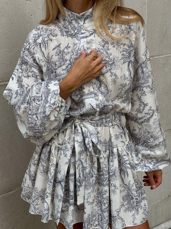 Robe courte ample plissée imprimée à manches bouffantes, à empiècements, à taille nouée, à col montant