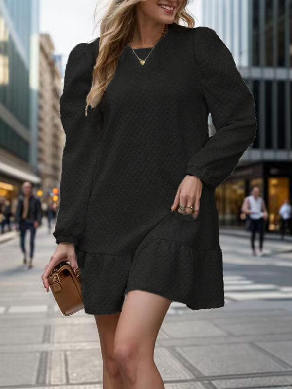 Robe courte plissée coupe trapèze, à manches longues, en jacquard, à empiècements, à col rond, couleur unie