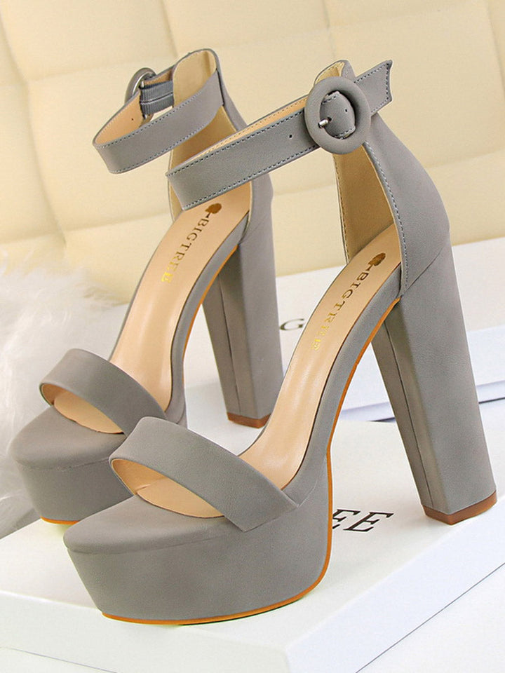 Sandales à talons à boucle, à bout ouvert, à empiècements
