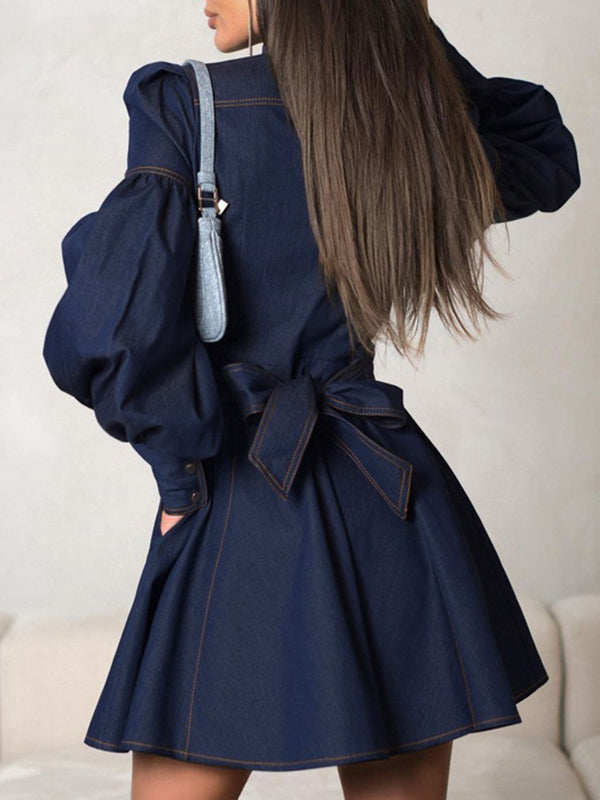 Robe courte boutonnée plissée coupe trapèze, à manches longues, à empiècements, à taille nouée, à col cheminée