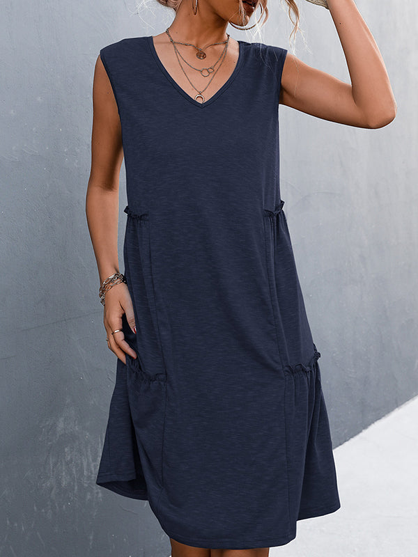 Robe mi-longue ample plissée coupe trapèze, à empiècements, à col en V, couleur unie