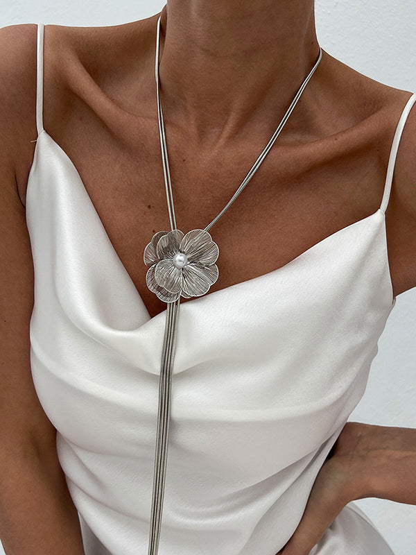 Collier en forme de fleur, à pompons