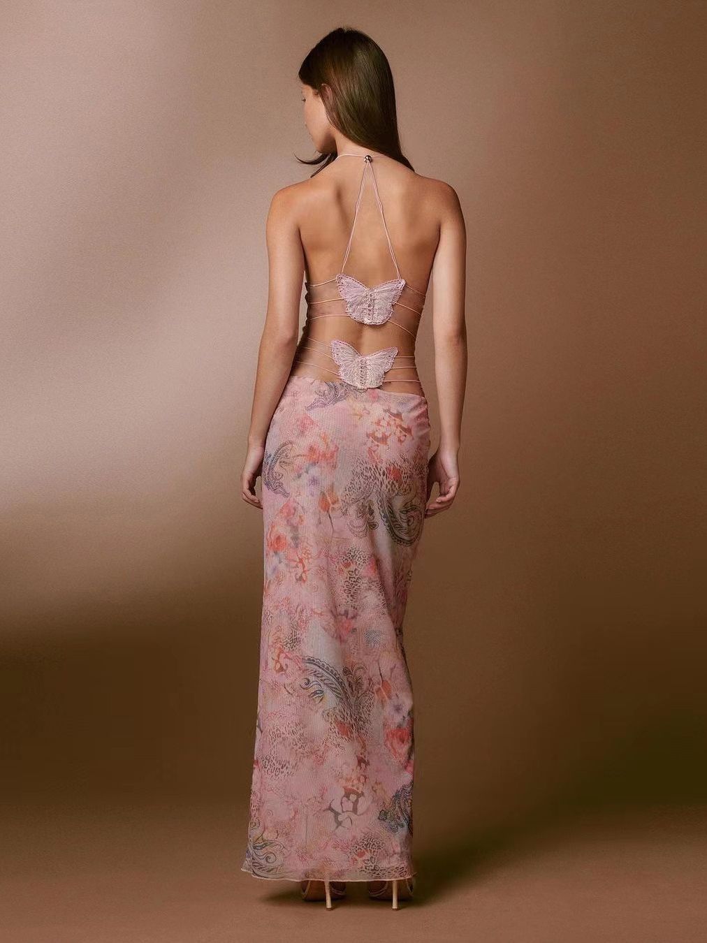 Alina - Robe maxi noire avec décolleté en V et style élégant